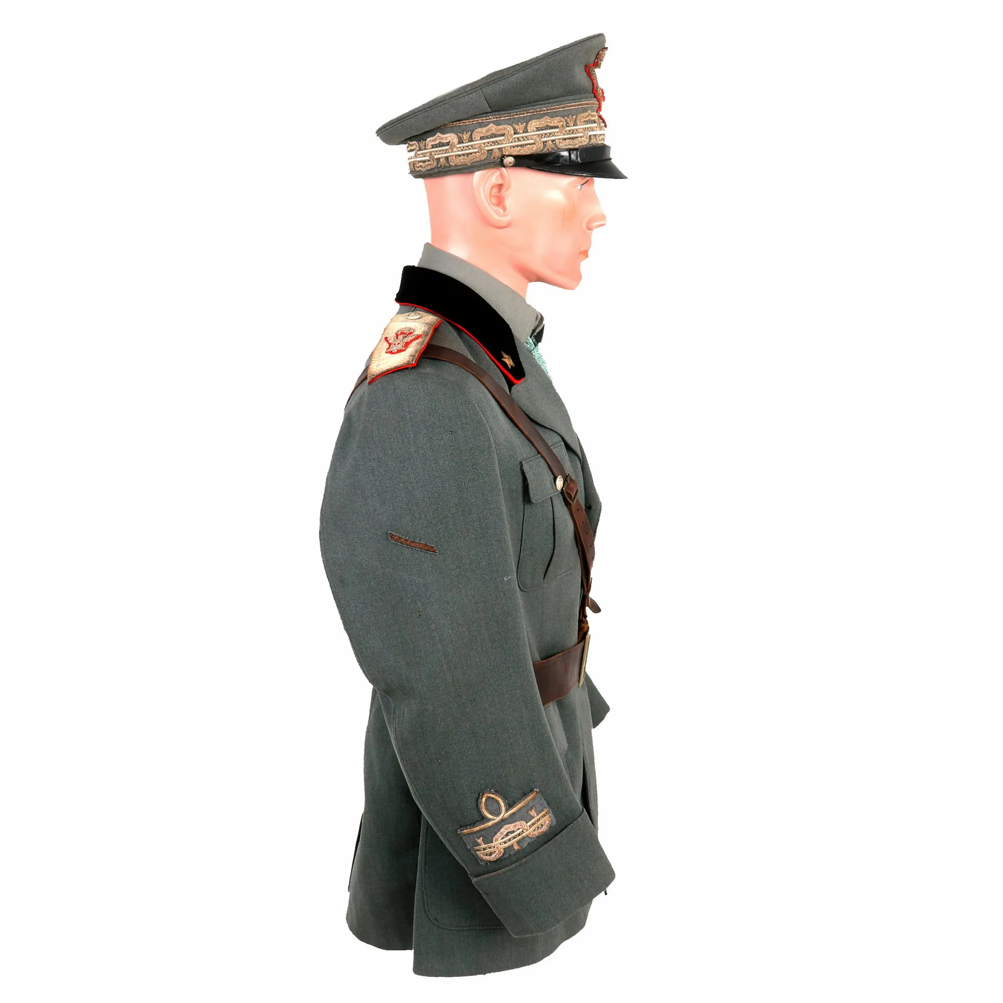 Original Italian WWII Uniform Set Attributed To General of Brigade Alfonso Morretti With Museum Sign - Formerly A.A.F. Tank Museum Collection