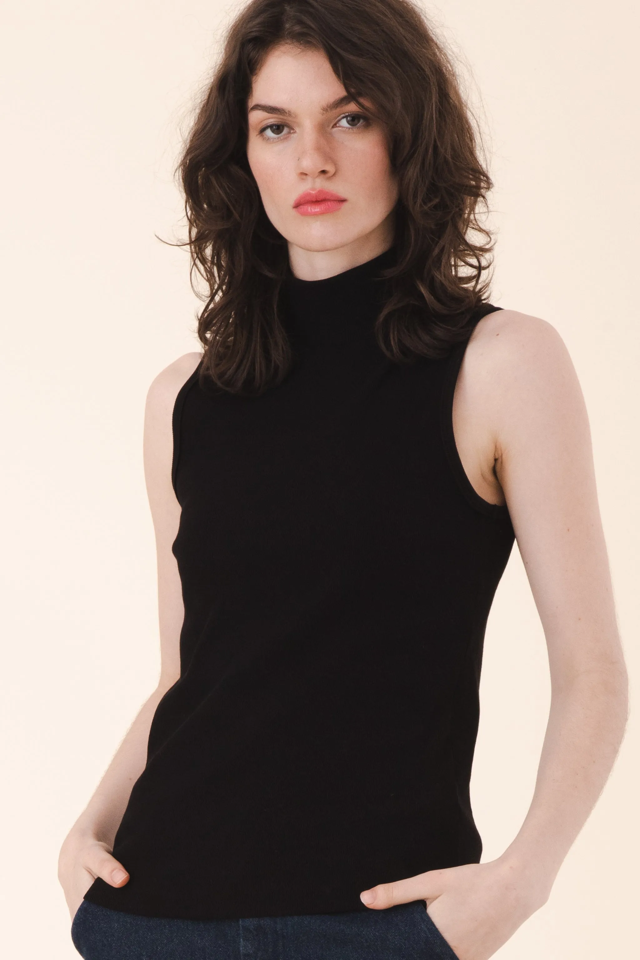 Sleeveless Mockneck in Black