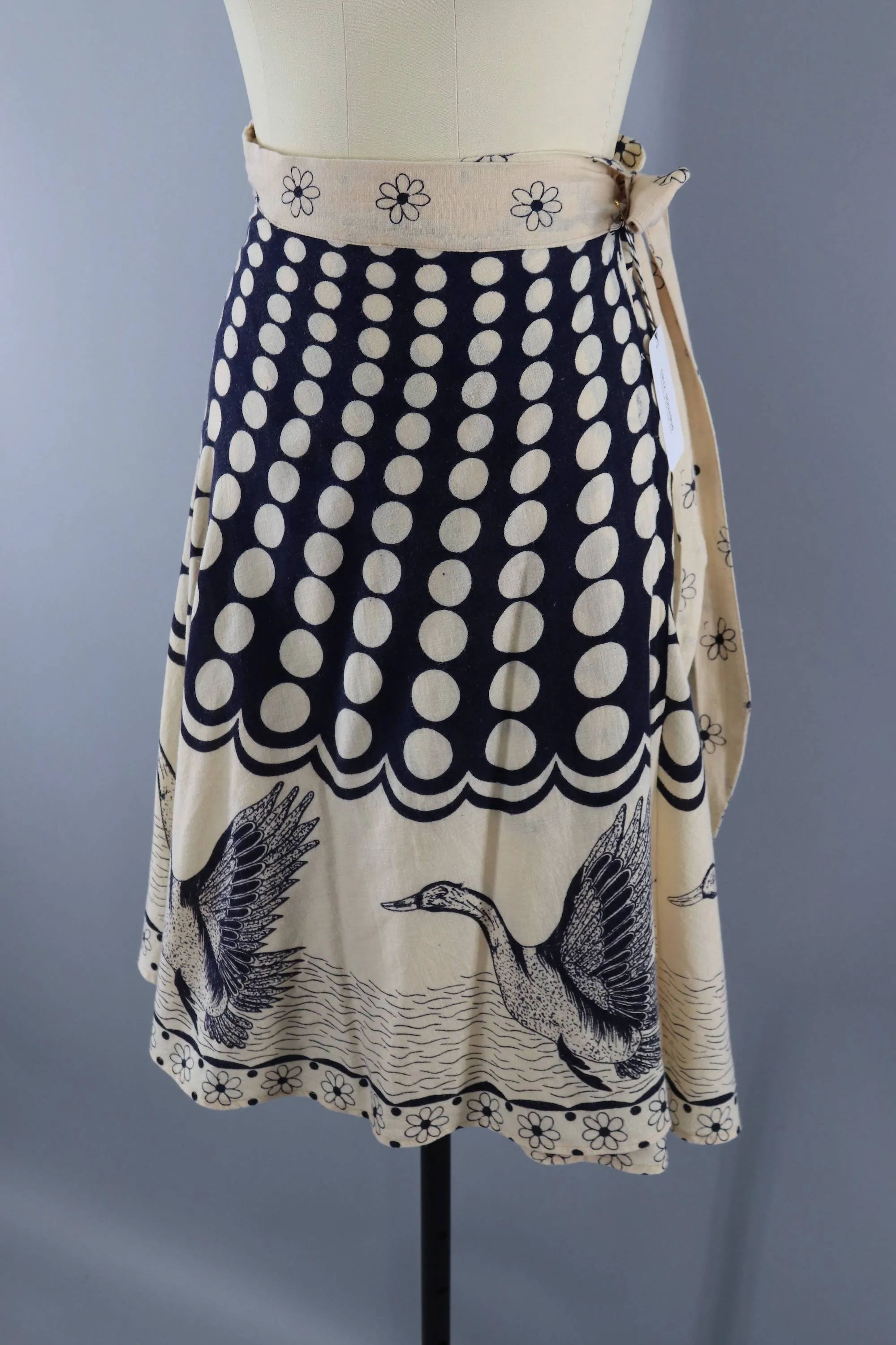 Vintage 1980s Flying Geese Ducks Novelty Print Wrap Skirt