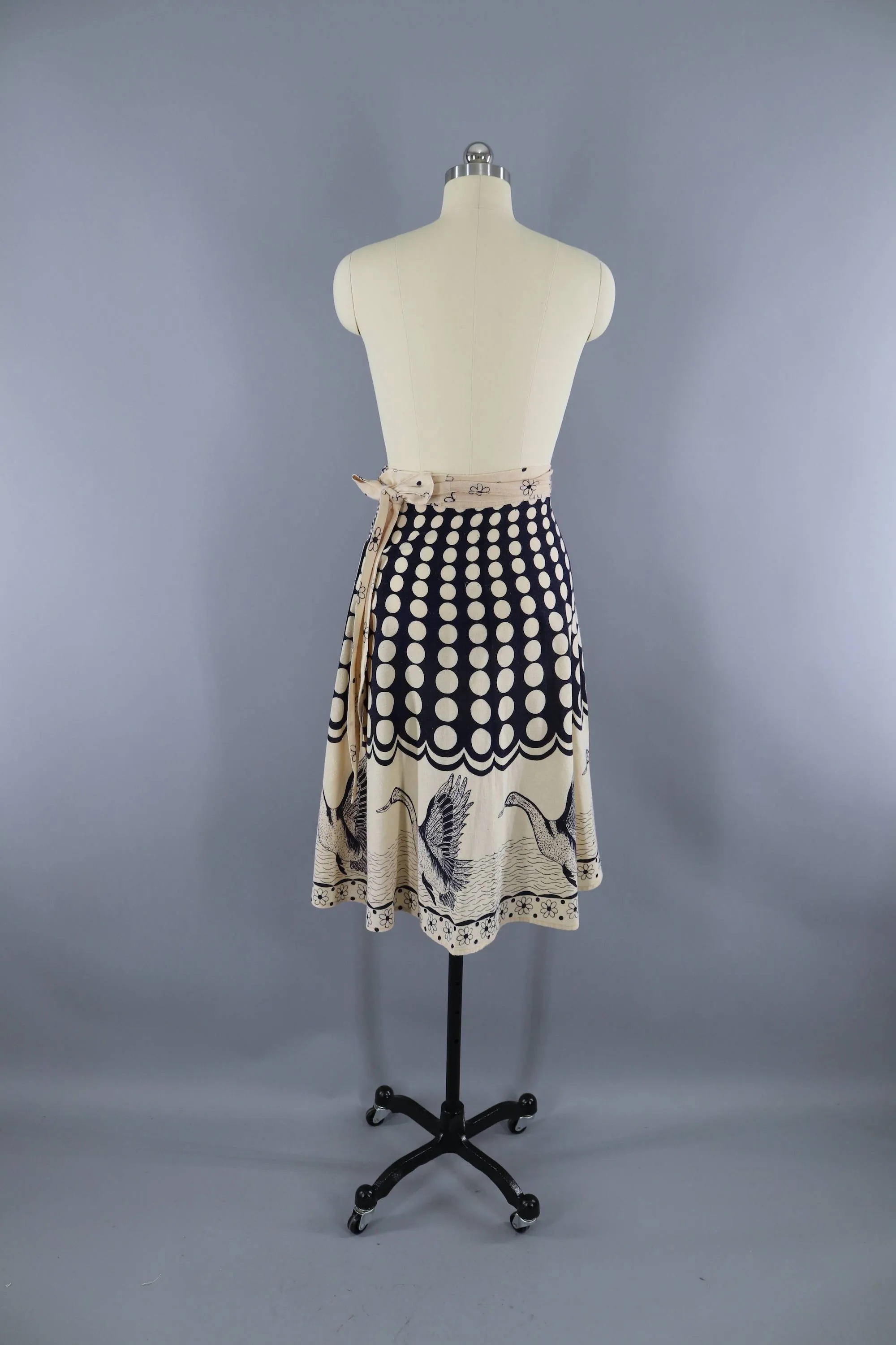 Vintage 1980s Flying Geese Ducks Novelty Print Wrap Skirt