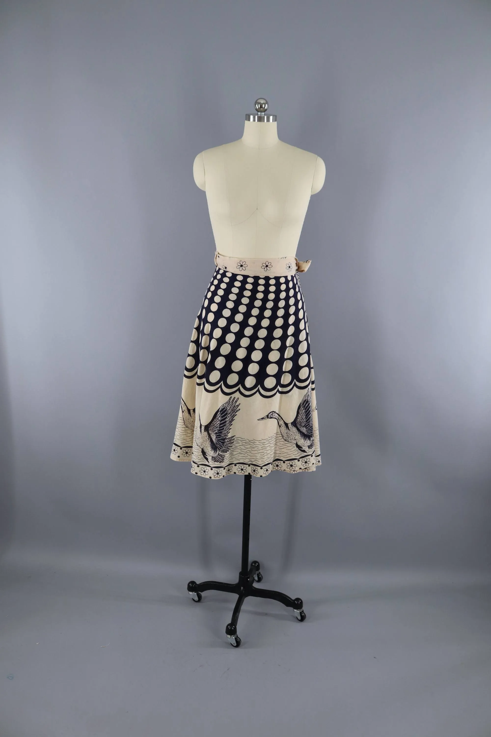 Vintage 1980s Flying Geese Ducks Novelty Print Wrap Skirt